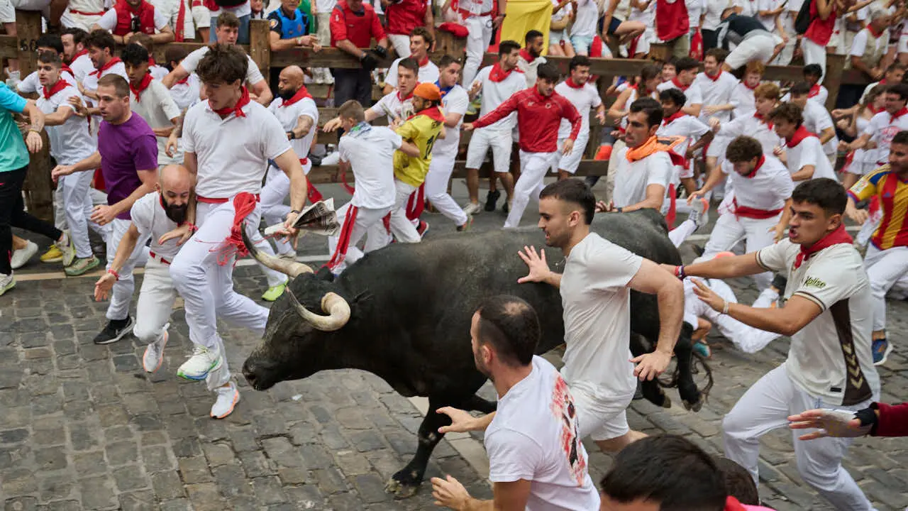 S&eacute;ptimo encierro de San Ferm&iacute;n 2026 con toros de Miura en la curva de Telef&oacute;nica. PABLO LASAOSA