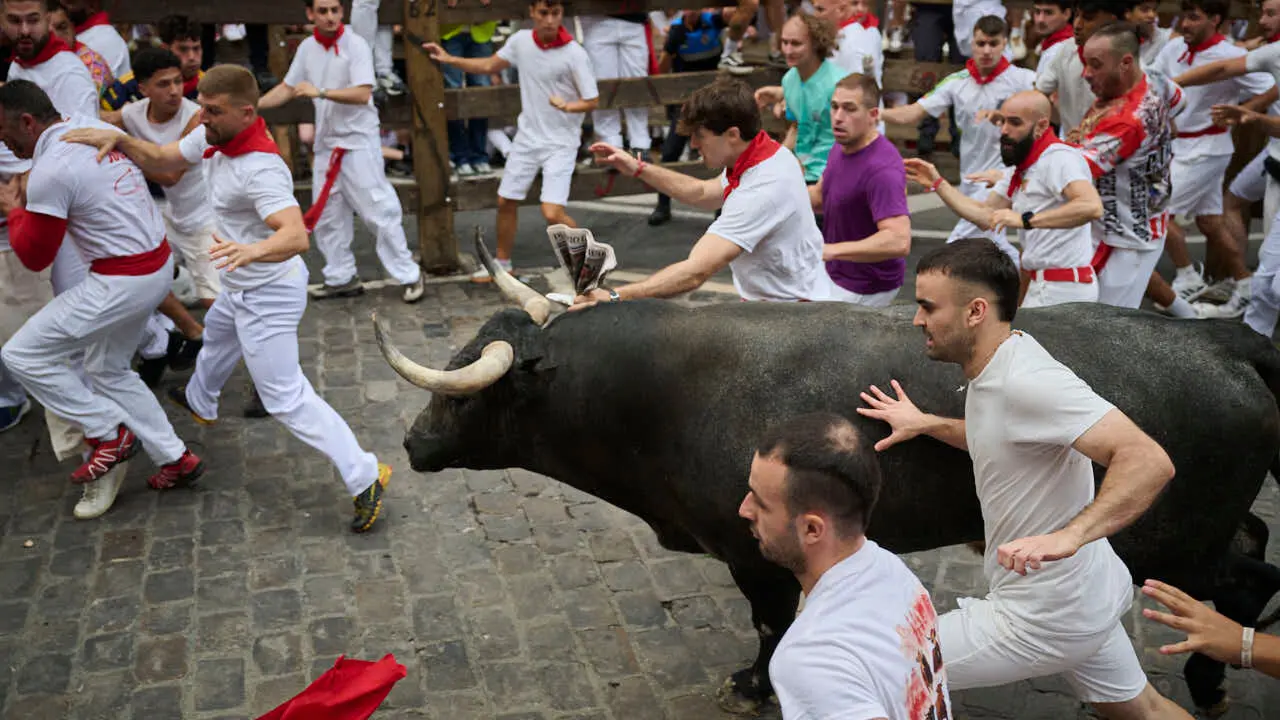 S&eacute;ptimo encierro de San Ferm&iacute;n 2026 con toros de Miura en la curva de Telef&oacute;nica. PABLO LASAOSA