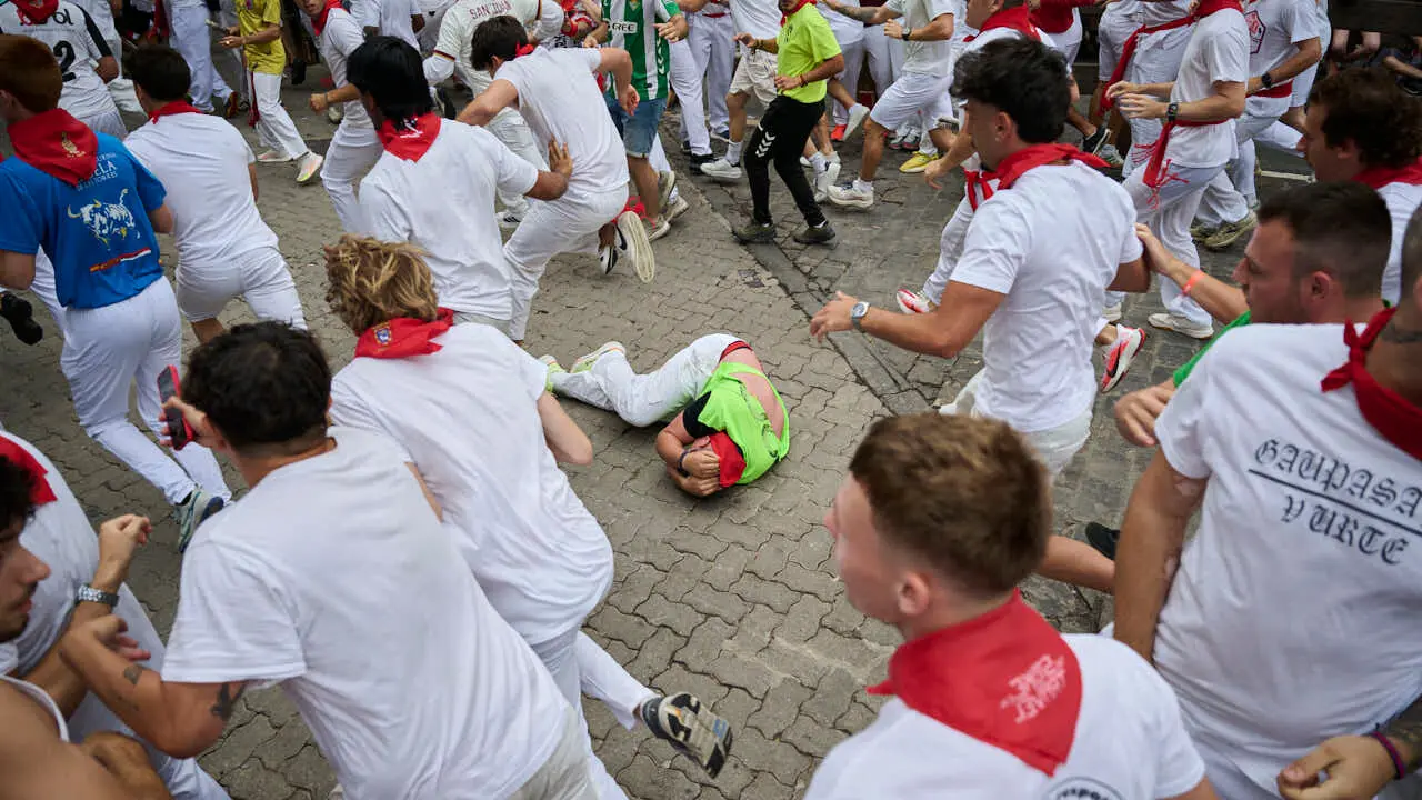 S&eacute;ptimo encierro de San Ferm&iacute;n 2026 con toros de Miura en la curva de Telef&oacute;nica. PABLO LASAOSA
