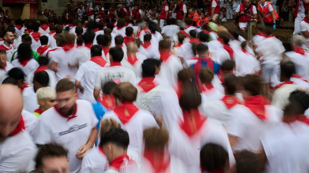 S&eacute;ptimo encierro de San Ferm&iacute;n 2026 con toros de Miura en la curva de Telef&oacute;nica. PABLO LASAOSA