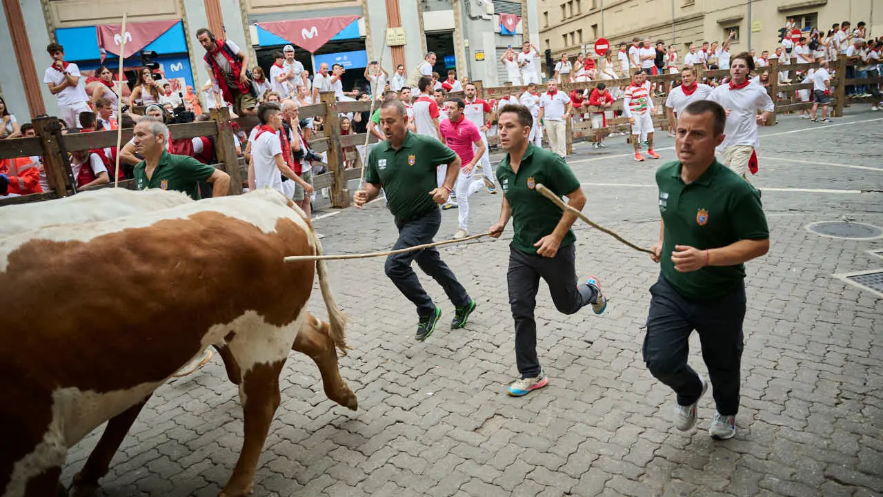 S&eacute;ptimo encierro de San Ferm&iacute;n 2026 con toros de Miura en la curva de Telef&oacute;nica. PABLO LASAOSA