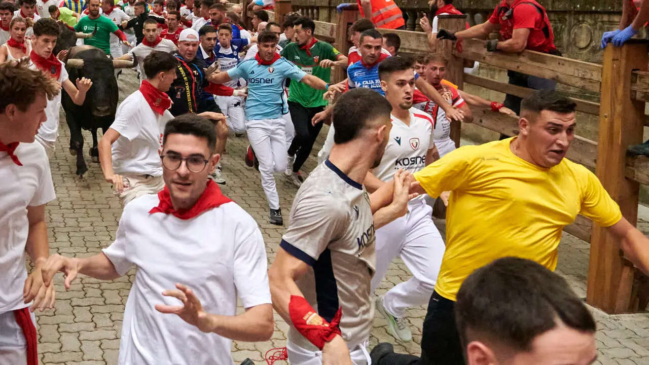 S&eacute;ptimo encierro de San Ferm&iacute;n con toros de Miura desde la bajada al callej&oacute;n. IRANZU LARRASOA&Ntilde;A