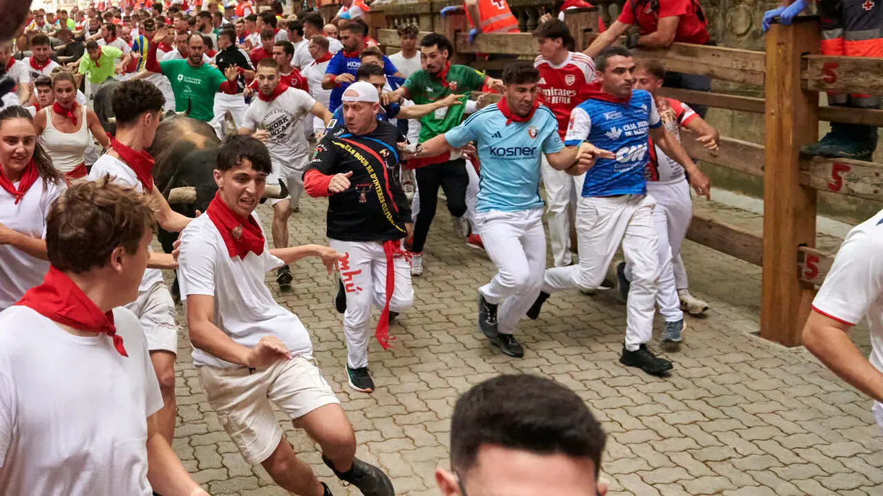 S&eacute;ptimo encierro de San Ferm&iacute;n con toros de Miura desde la bajada al callej&oacute;n. IRANZU LARRASOA&Ntilde;A