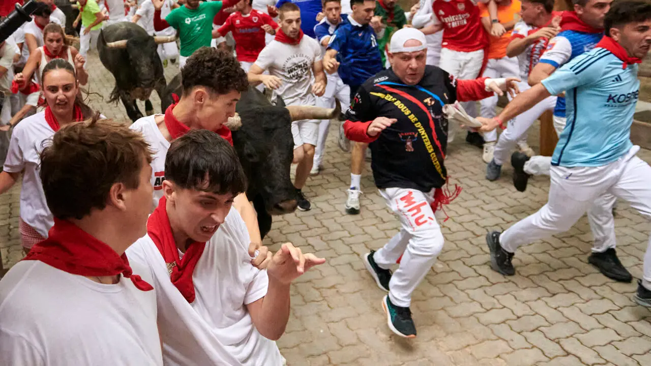S&eacute;ptimo encierro de San Ferm&iacute;n con toros de Miura desde la bajada al callej&oacute;n. IRANZU LARRASOA&Ntilde;A