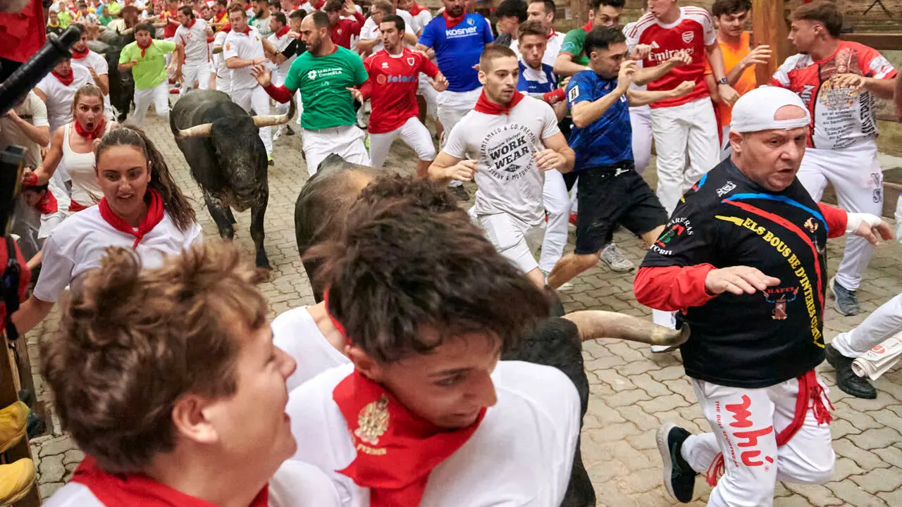 S&eacute;ptimo encierro de San Ferm&iacute;n con toros de Miura desde la bajada al callej&oacute;n. IRANZU LARRASOA&Ntilde;A
