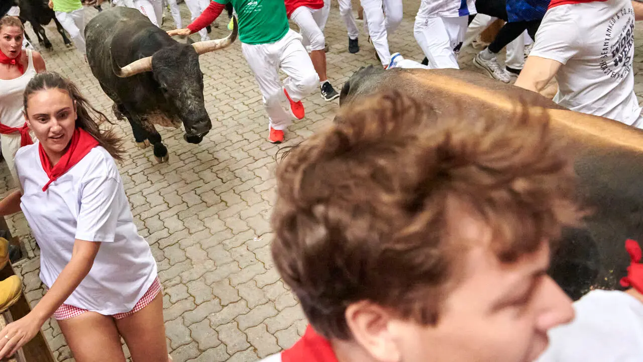 S&eacute;ptimo encierro de San Ferm&iacute;n con toros de Miura desde la bajada al callej&oacute;n. IRANZU LARRASOA&Ntilde;A