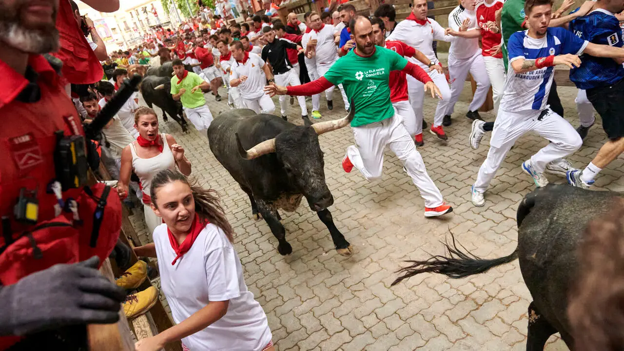 S&eacute;ptimo encierro de San Ferm&iacute;n con toros de Miura desde la bajada al callej&oacute;n. IRANZU LARRASOA&Ntilde;A