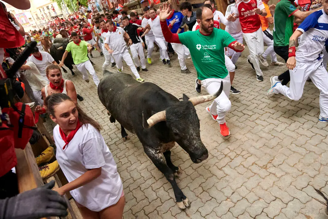 S&eacute;ptimo encierro de San Ferm&iacute;n con toros de Miura desde la bajada al callej&oacute;n. IRANZU LARRASOA&Ntilde;A