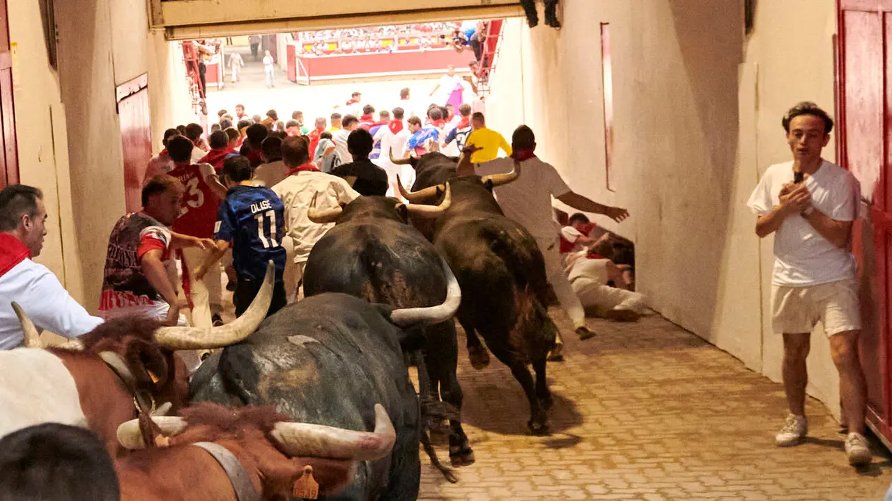 S&eacute;ptimo encierro de San Ferm&iacute;n con toros de Miura desde la bajada al callej&oacute;n. IRANZU LARRASOA&Ntilde;A