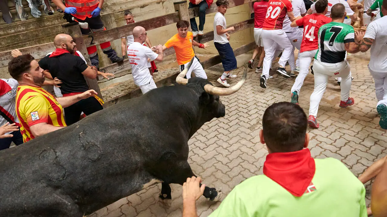 S&eacute;ptimo encierro de San Ferm&iacute;n con toros de Miura desde la bajada al callej&oacute;n. IRANZU LARRASOA&Ntilde;A