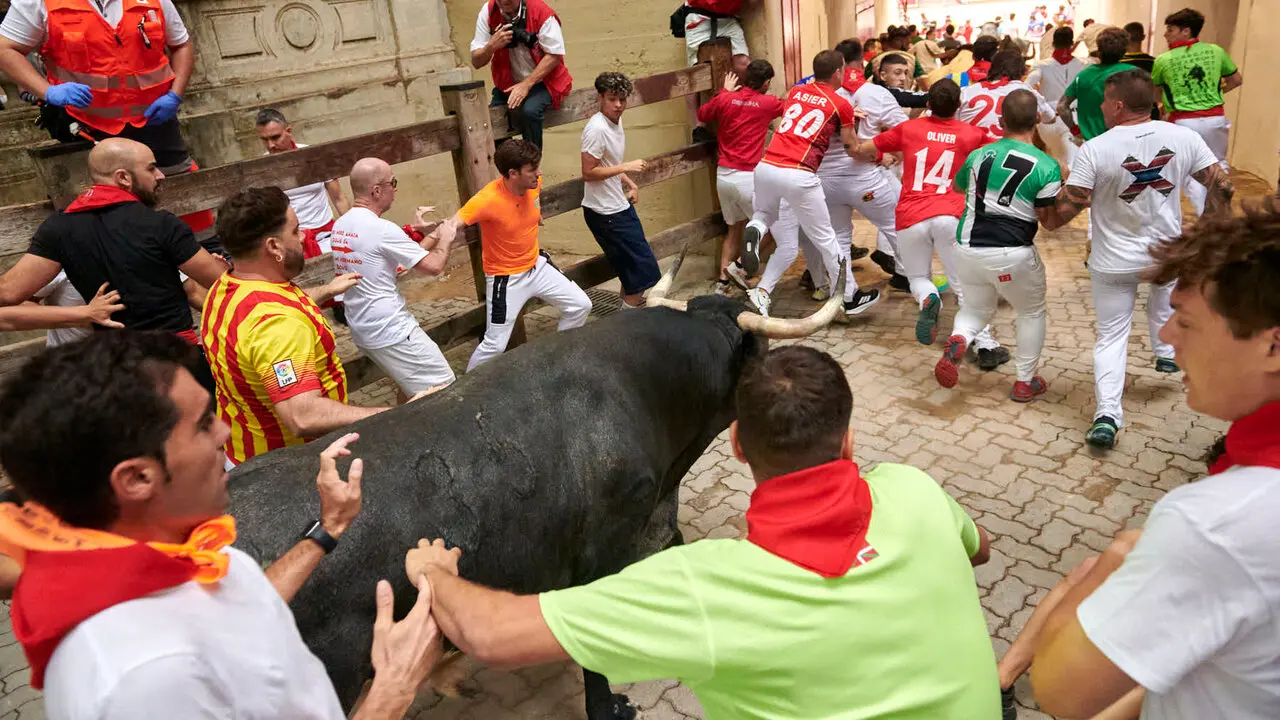 S&eacute;ptimo encierro de San Ferm&iacute;n con toros de Miura desde la bajada al callej&oacute;n. IRANZU LARRASOA&Ntilde;A