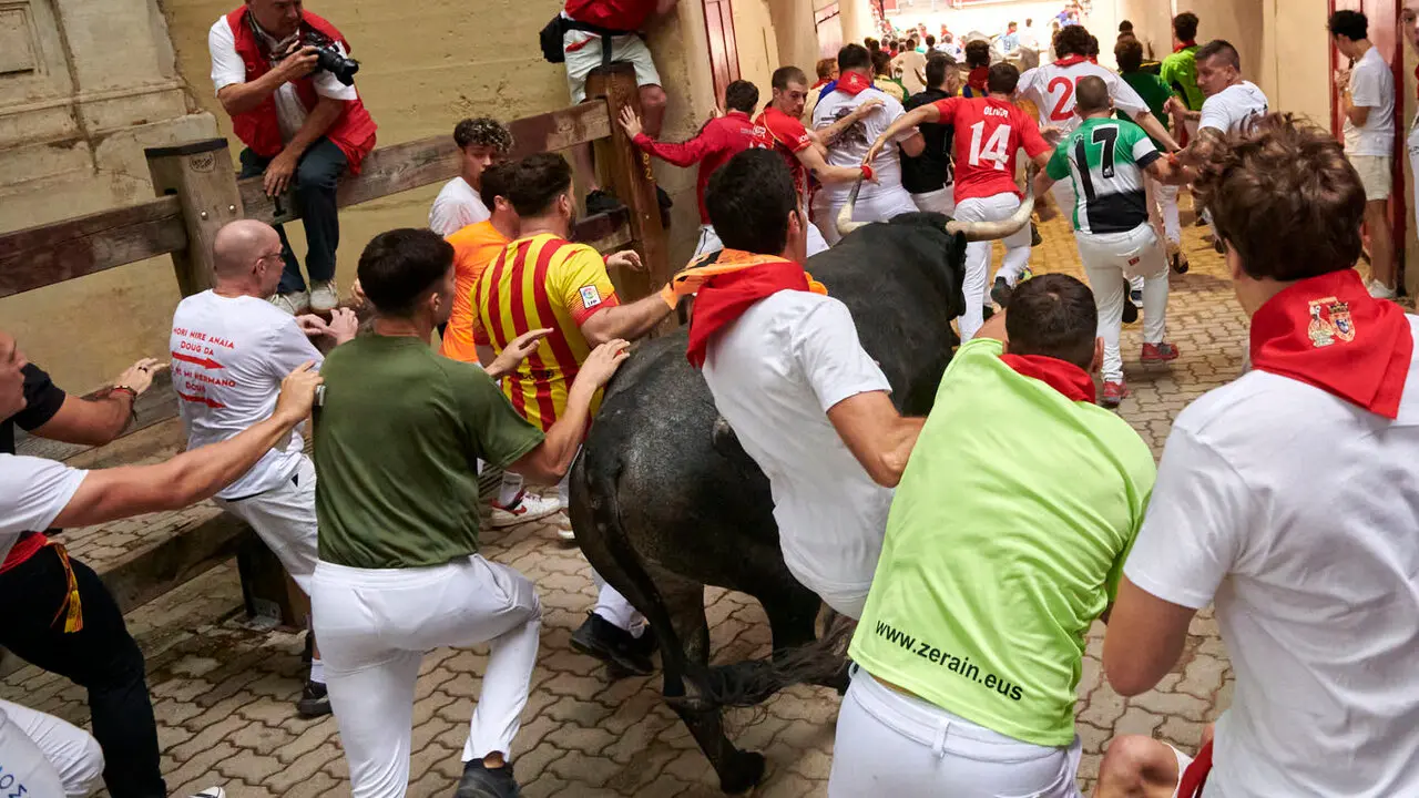 S&eacute;ptimo encierro de San Ferm&iacute;n con toros de Miura desde la bajada al callej&oacute;n. IRANZU LARRASOA&Ntilde;A