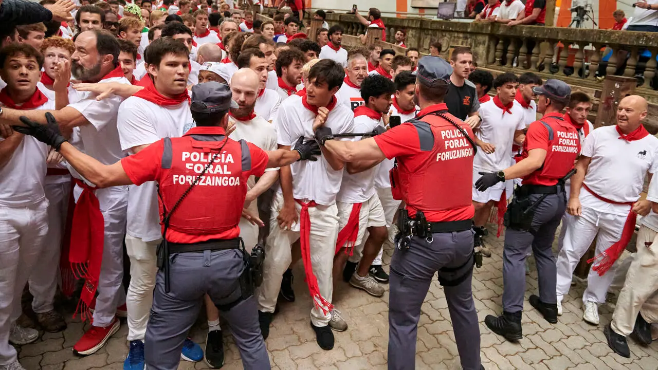 S&eacute;ptimo encierro de San Ferm&iacute;n con toros de Miura desde la bajada al callej&oacute;n. IRANZU LARRASOA&Ntilde;A