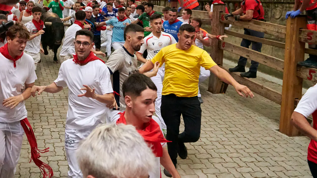 S&eacute;ptimo encierro de San Ferm&iacute;n con toros de Miura desde la bajada al callej&oacute;n. IRANZU LARRASOA&Ntilde;A