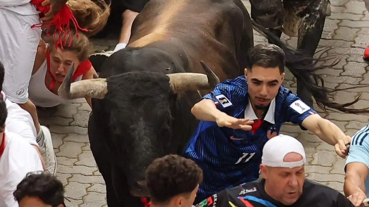 S&eacute;ptimo encierro de San Ferm&iacute;n con los toros de Miura desde la bajada al callej&oacute;n. J.P. URDIROZ