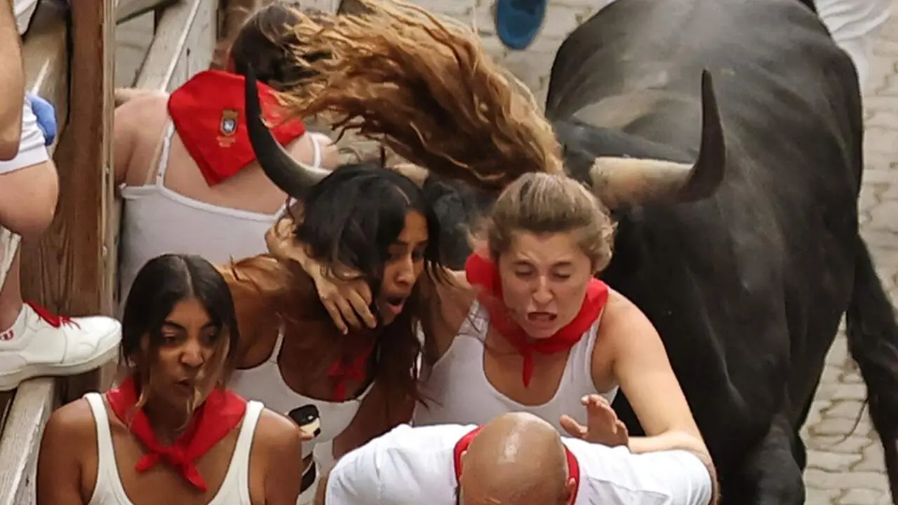 S&eacute;ptimo encierro de San Ferm&iacute;n con los toros de Miura desde la bajada al callej&oacute;n. J.P. URDIROZ