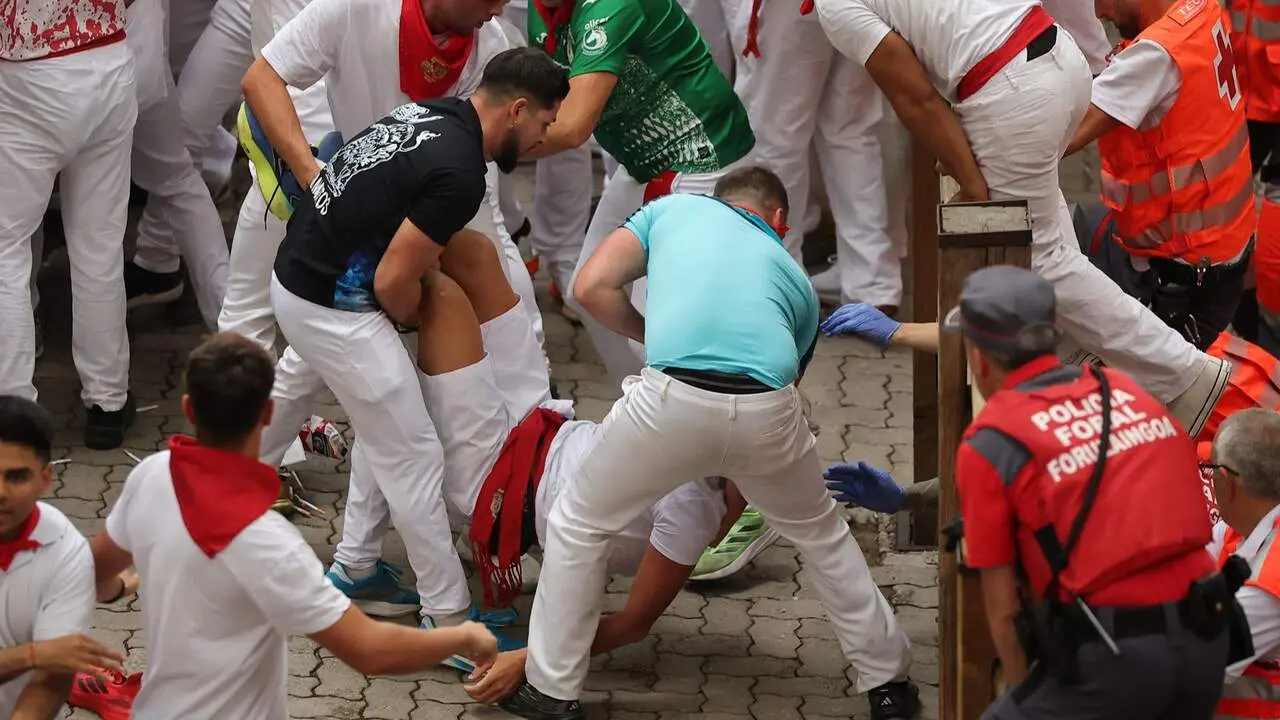 S&eacute;ptimo encierro de San Ferm&iacute;n con los toros de Miura desde la bajada al callej&oacute;n. J.P. URDIROZ