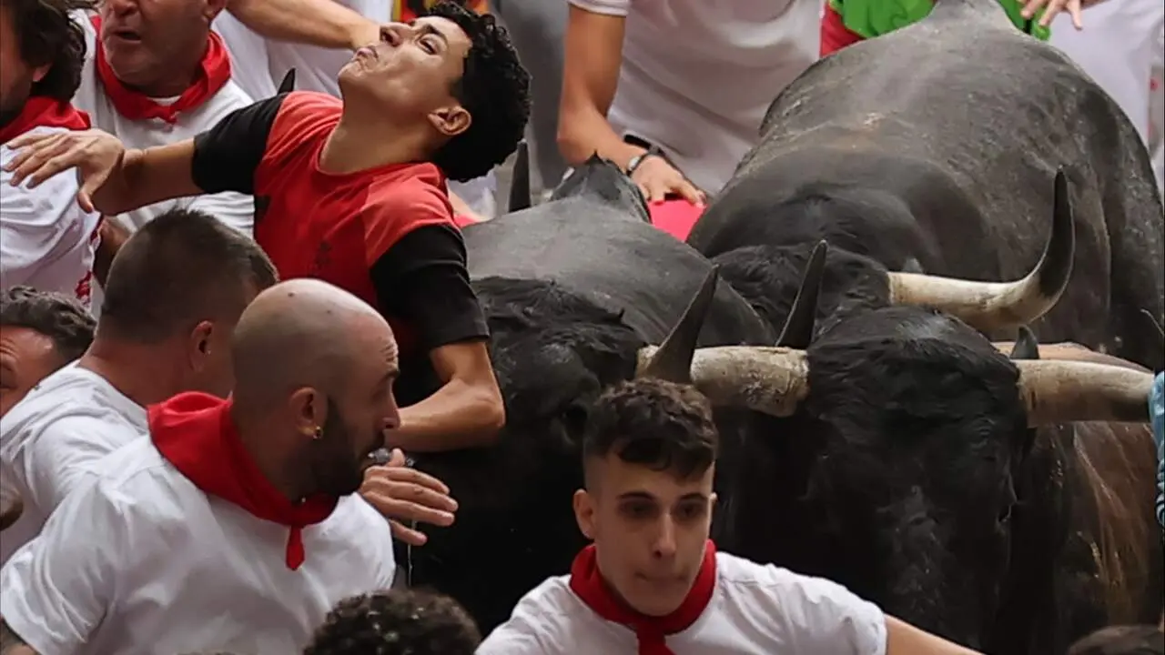 S&eacute;ptimo encierro de San Ferm&iacute;n con los toros de Miura desde la bajada al callej&oacute;n. J.P. URDIROZ