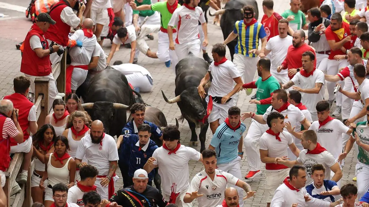 S&eacute;ptimo encierro de San Ferm&iacute;n con los toros de Miura desde la bajada al callej&oacute;n. J.P. URDIROZ