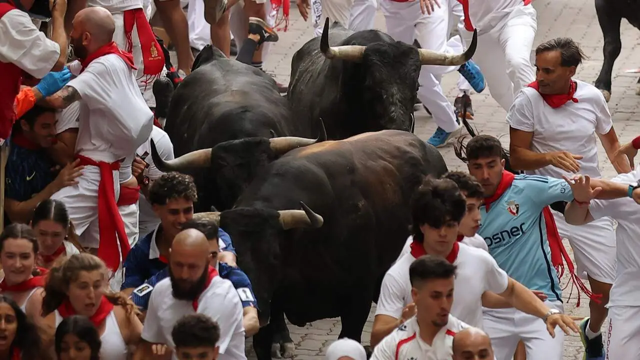S&eacute;ptimo encierro de San Ferm&iacute;n con los toros de Miura desde la bajada al callej&oacute;n. J.P. URDIROZ