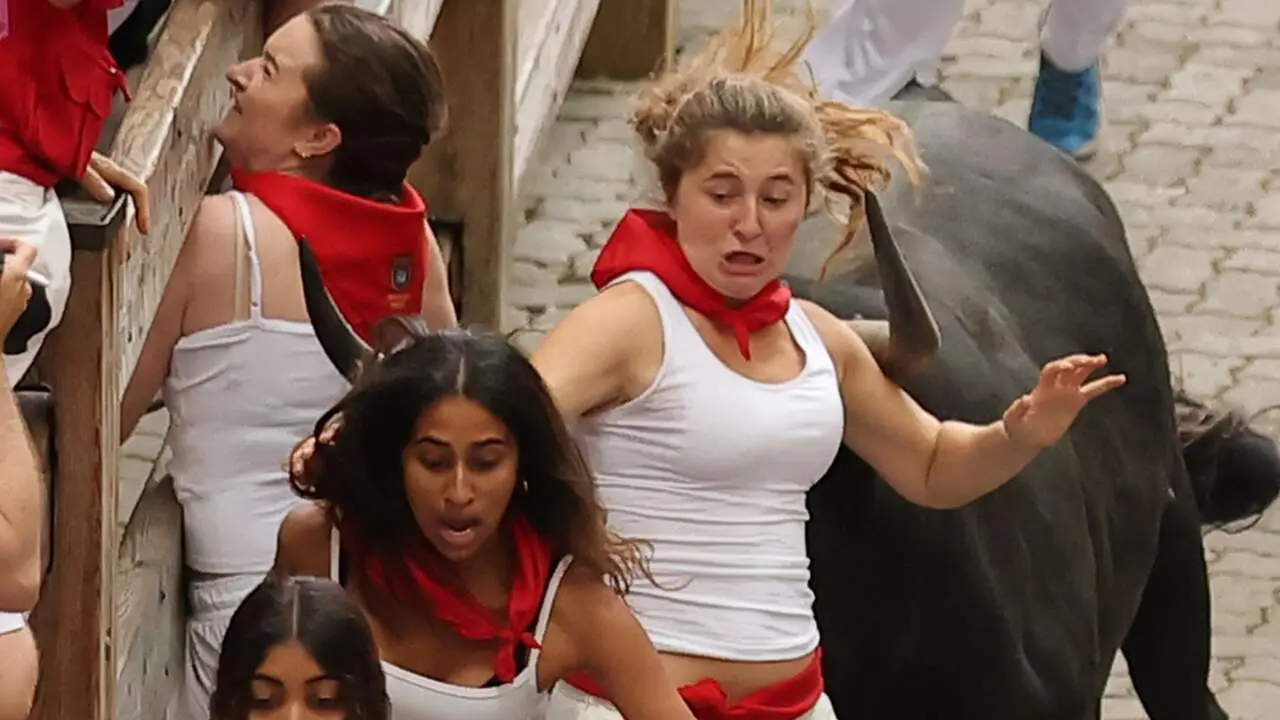 S&eacute;ptimo encierro de San Ferm&iacute;n con los toros de Miura desde la bajada al callej&oacute;n. J.P. URDIROZ