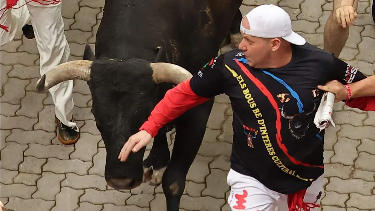 S&eacute;ptimo encierro de San Ferm&iacute;n con los toros de Miura desde la bajada al callej&oacute;n. J.P. URDIROZ