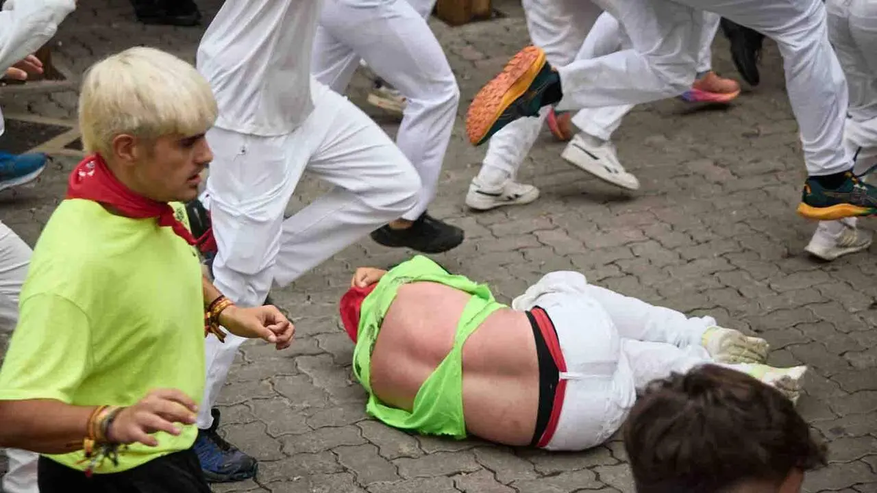 joven herido en el S&eacute;ptimo encierro de los Sanfermines de 2026, a 13 de julio de 2026, en Pamplona, Navarra (Espa&ntilde;a). En esta ocasi&oacute;n, el s&eacute;ptimo encierro de las fiestas de San Ferm&iacute;n se ha realizado con toros de la ganader&iacute;a Miura.

Eduardo Sanz / Europa Press
13/7/2026