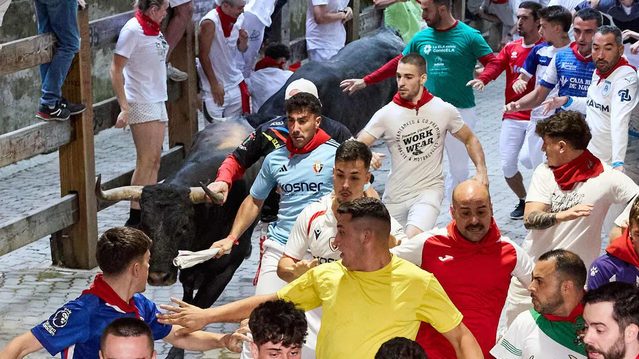 S&eacute;ptimo encierro de San Ferm&iacute;n 2026 con toros de la ganader&iacute;a de Miura en el tramo del callej&oacute;n y entrada a la plaza. I&Ntilde;IGO ALZUGARAY