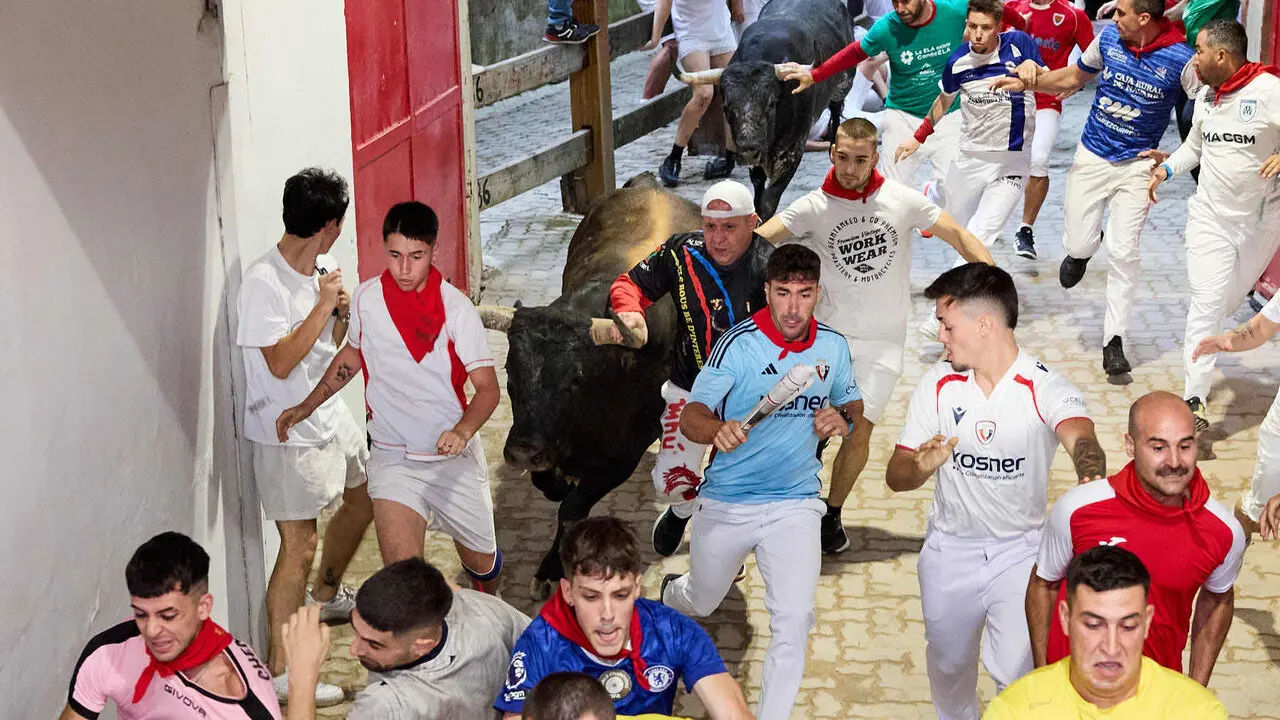 S&eacute;ptimo encierro de San Ferm&iacute;n 2026 con toros de la ganader&iacute;a de Miura en el tramo del callej&oacute;n y entrada a la plaza. I&Ntilde;IGO ALZUGARAY