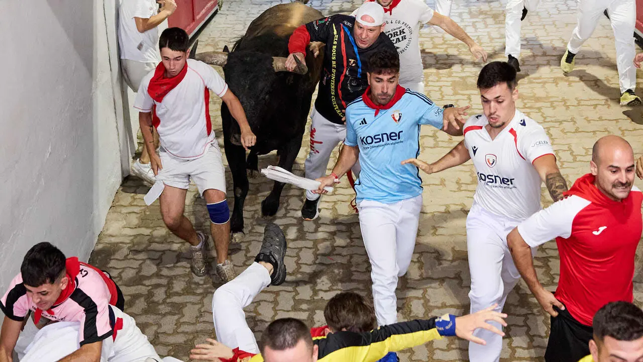 S&eacute;ptimo encierro de San Ferm&iacute;n 2026 con toros de la ganader&iacute;a de Miura en el tramo del callej&oacute;n y entrada a la plaza. I&Ntilde;IGO ALZUGARAY