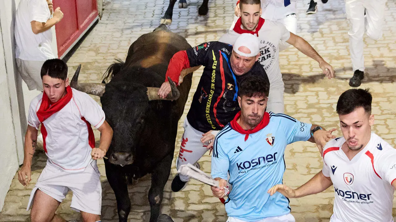 S&eacute;ptimo encierro de San Ferm&iacute;n 2026 con toros de la ganader&iacute;a de Miura en el tramo del callej&oacute;n y entrada a la plaza. I&Ntilde;IGO ALZUGARAY