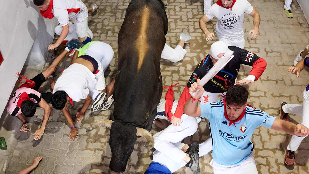 S&eacute;ptimo encierro de San Ferm&iacute;n 2026 con toros de la ganader&iacute;a de Miura en el tramo del callej&oacute;n y entrada a la plaza. I&Ntilde;IGO ALZUGARAY