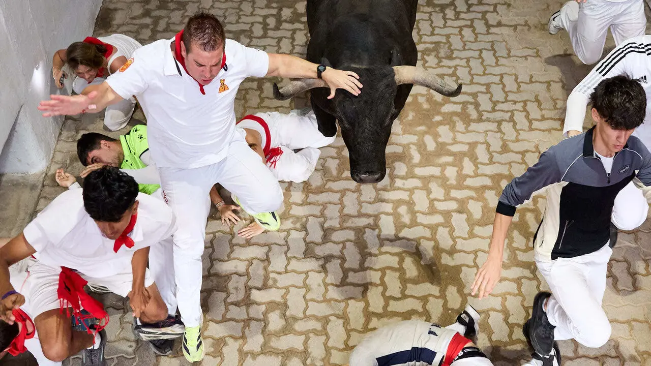 S&eacute;ptimo encierro de San Ferm&iacute;n 2026 con toros de la ganader&iacute;a de Miura en el tramo del callej&oacute;n y entrada a la plaza. I&Ntilde;IGO ALZUGARAY