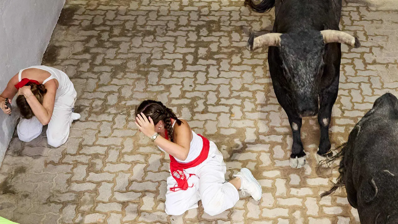 S&eacute;ptimo encierro de San Ferm&iacute;n 2026 con toros de la ganader&iacute;a de Miura en el tramo del callej&oacute;n y entrada a la plaza. I&Ntilde;IGO ALZUGARAY
