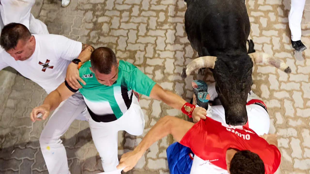 S&eacute;ptimo encierro de San Ferm&iacute;n 2026 con toros de la ganader&iacute;a de Miura en el tramo del callej&oacute;n y entrada a la plaza. I&Ntilde;IGO ALZUGARAY
