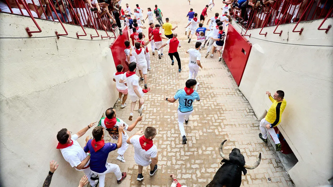 S&eacute;ptimo encierro de San Ferm&iacute;n 2026 con toros de la ganader&iacute;a de Miura en el tramo del callej&oacute;n y entrada a la plaza. I&Ntilde;IGO ALZUGARAY