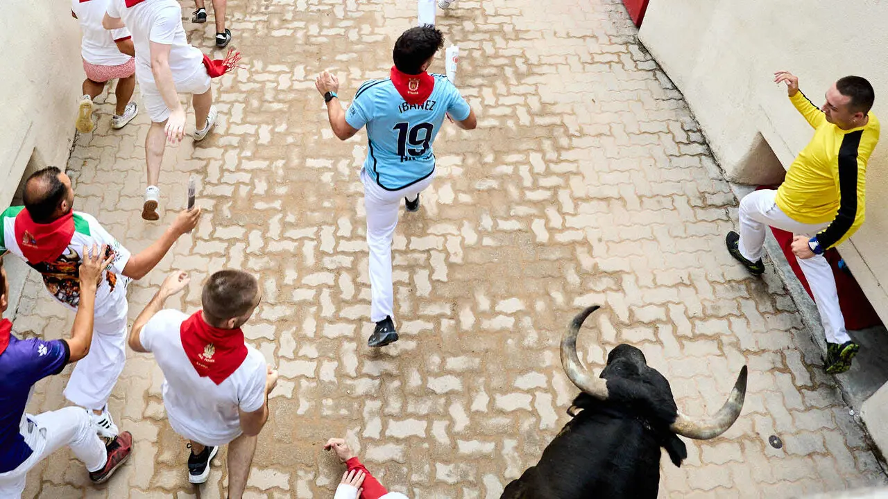 S&eacute;ptimo encierro de San Ferm&iacute;n 2026 con toros de la ganader&iacute;a de Miura en el tramo del callej&oacute;n y entrada a la plaza. I&Ntilde;IGO ALZUGARAY
