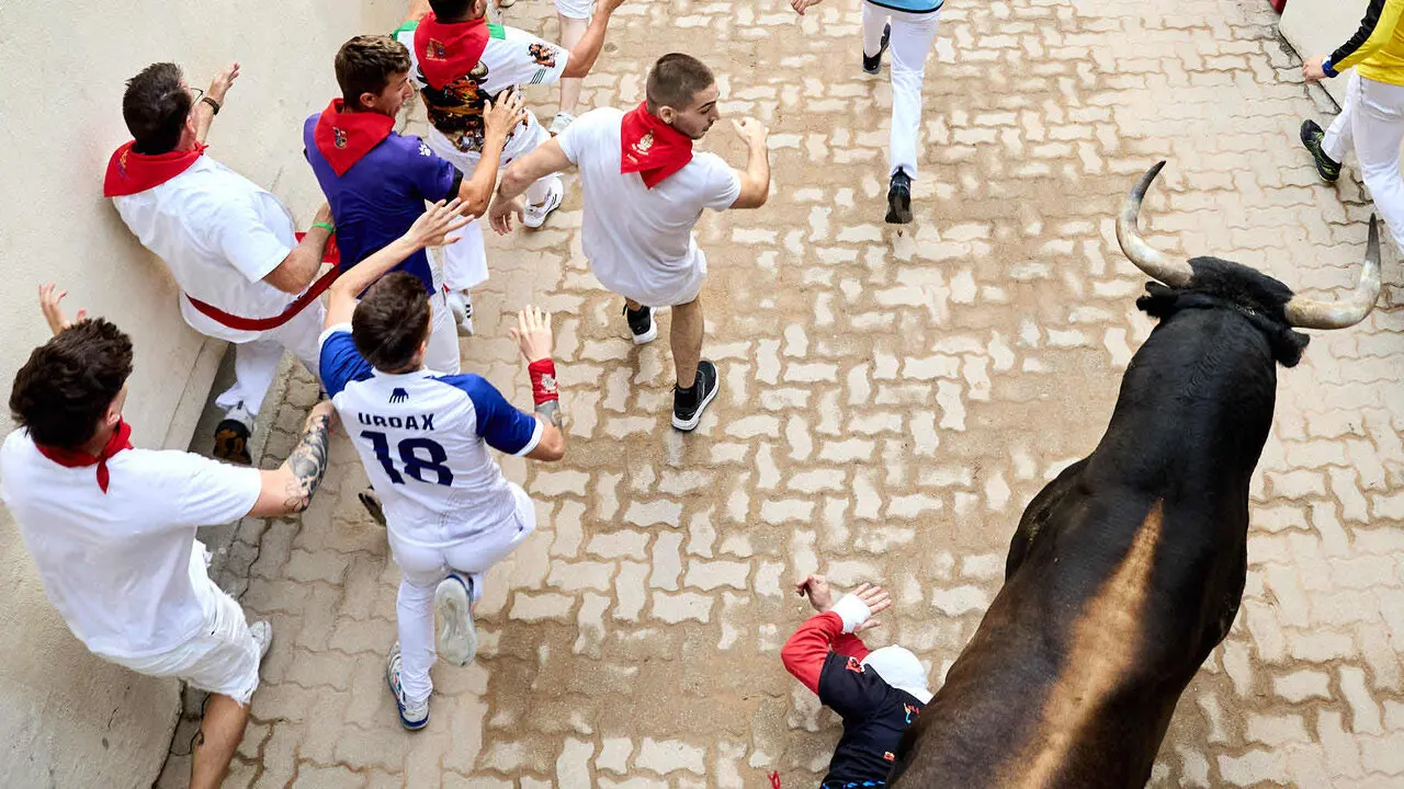 S&eacute;ptimo encierro de San Ferm&iacute;n 2026 con toros de la ganader&iacute;a de Miura en el tramo del callej&oacute;n y entrada a la plaza. I&Ntilde;IGO ALZUGARAY