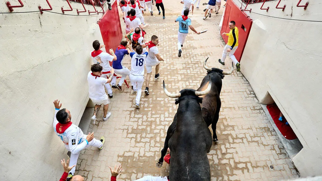 S&eacute;ptimo encierro de San Ferm&iacute;n 2026 con toros de la ganader&iacute;a de Miura en el tramo del callej&oacute;n y entrada a la plaza. I&Ntilde;IGO ALZUGARAY