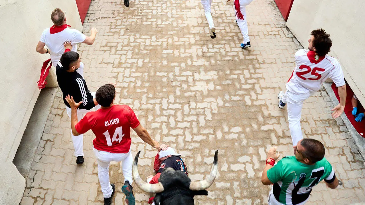 S&eacute;ptimo encierro de San Ferm&iacute;n 2026 con toros de la ganader&iacute;a de Miura en el tramo del callej&oacute;n y entrada a la plaza. I&Ntilde;IGO ALZUGARAY
