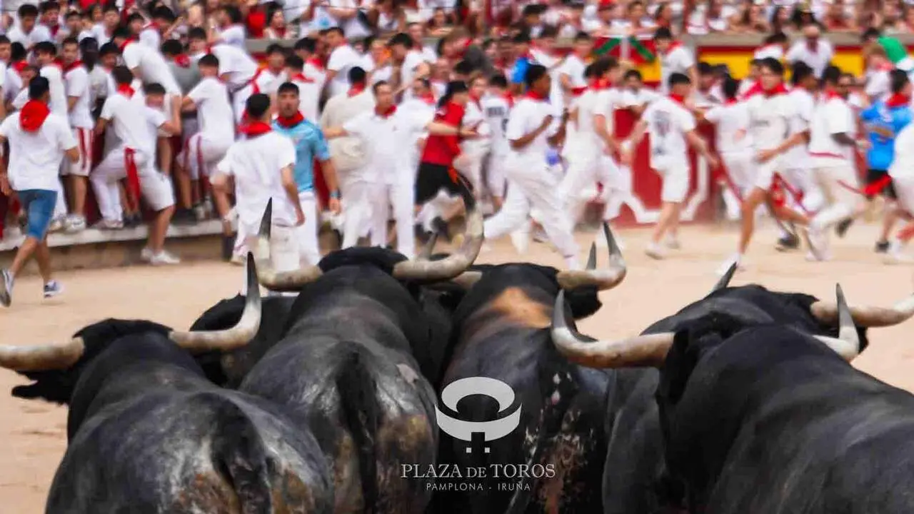S&eacute;ptimo encierro de San Ferm&iacute;n 2026 con toros de la ganader&iacute;a de Miura en la plaza de toros. CASA DE MISERICORDIA