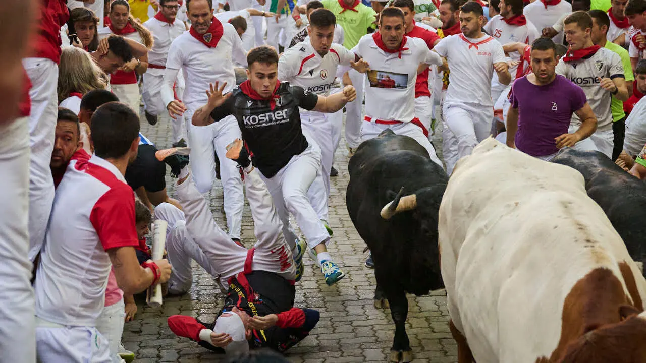 &Uacute;ltimo encierro de San Ferm&iacute;n 2026 con toros de Jandilla en la bajada al callej&oacute;n. PABLO LASAOSA