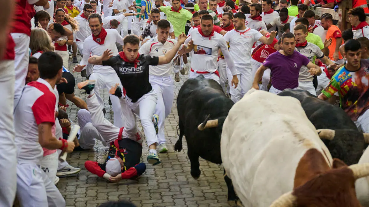 &Uacute;ltimo encierro de San Ferm&iacute;n 2026 con toros de Jandilla en la bajada al callej&oacute;n. PABLO LASAOSA
