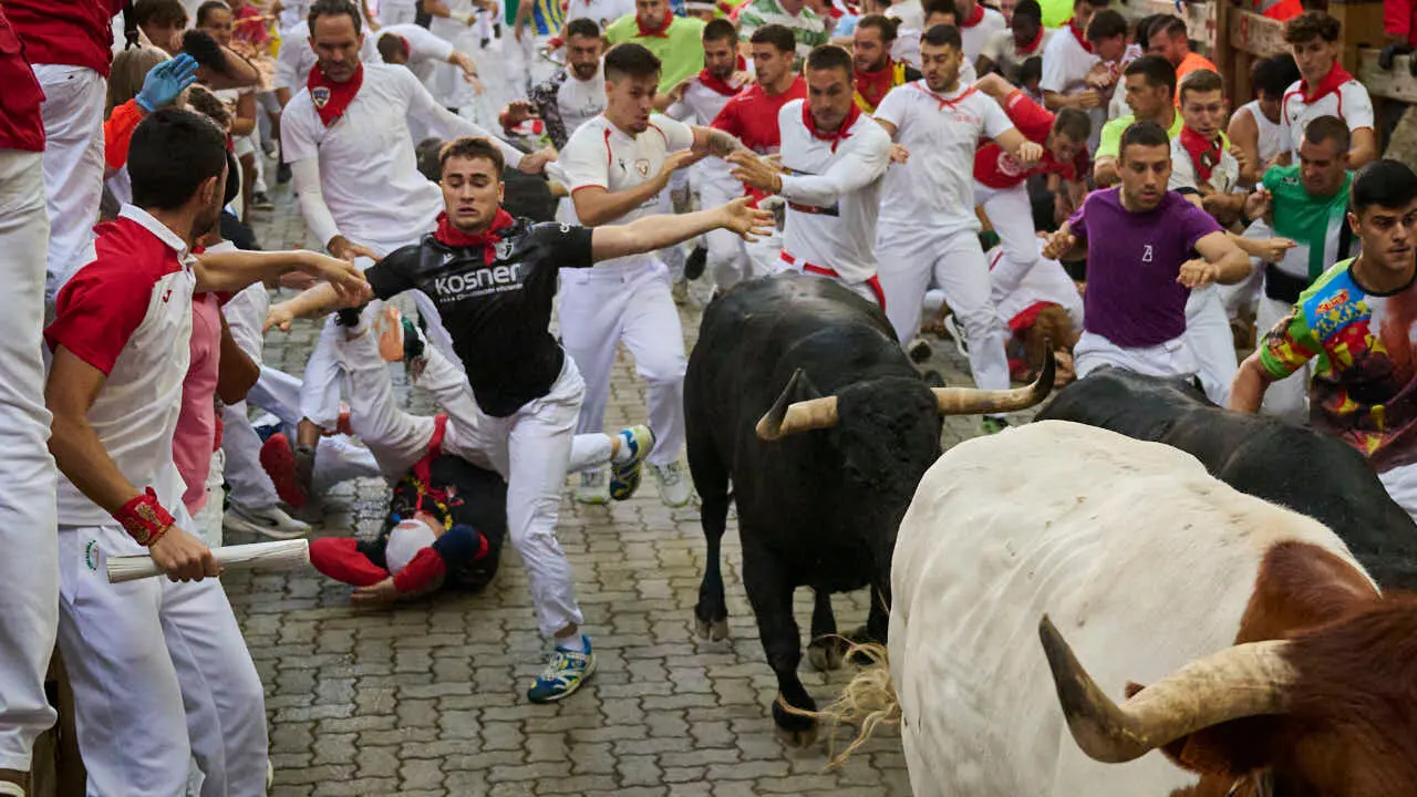 &Uacute;ltimo encierro de San Ferm&iacute;n 2026 con toros de Jandilla en la bajada al callej&oacute;n. PABLO LASAOSA