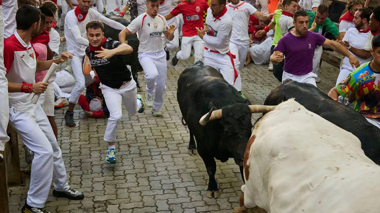 &Uacute;ltimo encierro de San Ferm&iacute;n 2026 con toros de Jandilla en la bajada al callej&oacute;n. PABLO LASAOSA