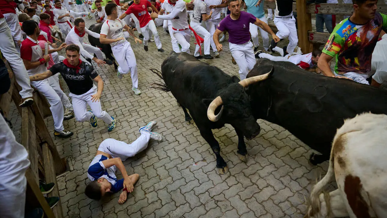 &Uacute;ltimo encierro de San Ferm&iacute;n 2026 con toros de Jandilla en la bajada al callej&oacute;n. PABLO LASAOSA