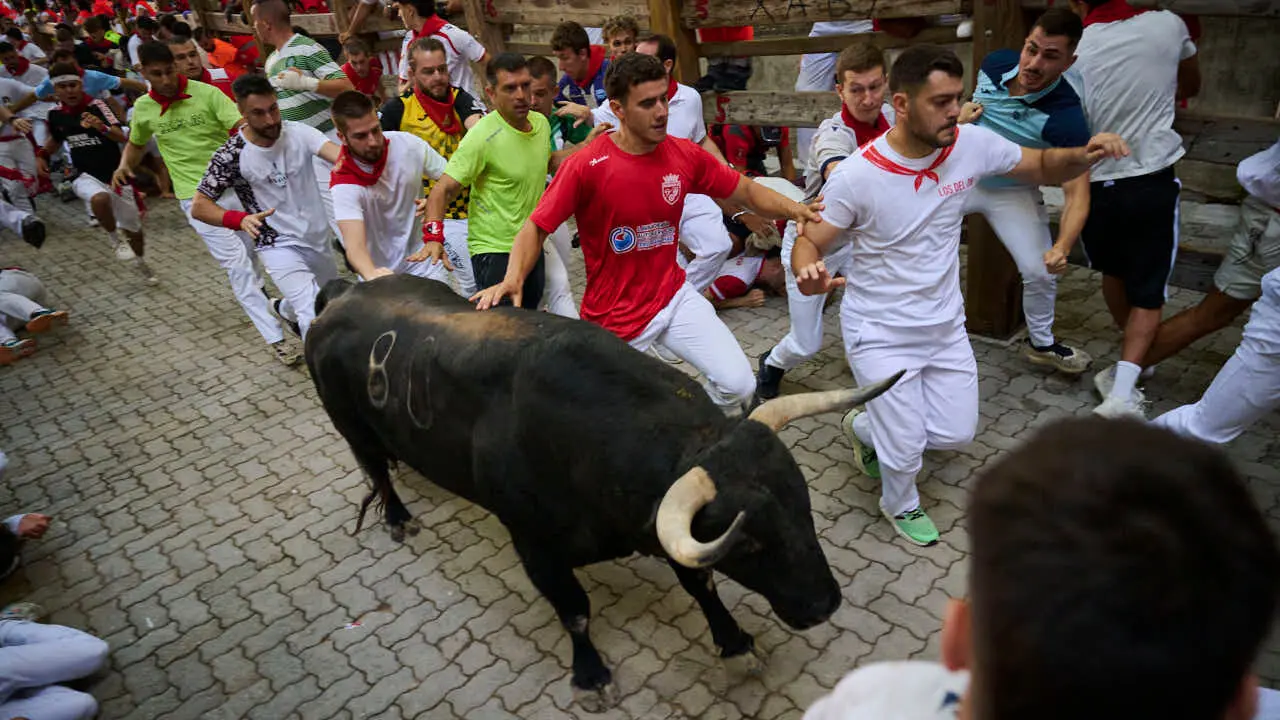 &Uacute;ltimo encierro de San Ferm&iacute;n 2026 con toros de Jandilla en la bajada al callej&oacute;n. PABLO LASAOSA