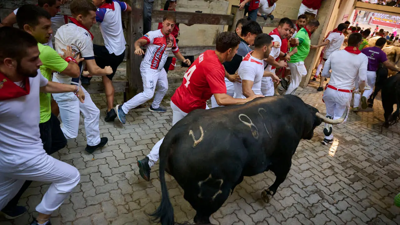 &Uacute;ltimo encierro de San Ferm&iacute;n 2026 con toros de Jandilla en la bajada al callej&oacute;n. PABLO LASAOSA