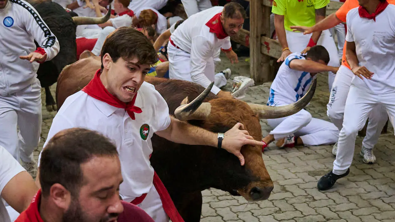 &Uacute;ltimo encierro de San Ferm&iacute;n 2026 con toros de Jandilla en la bajada al callej&oacute;n. PABLO LASAOSA