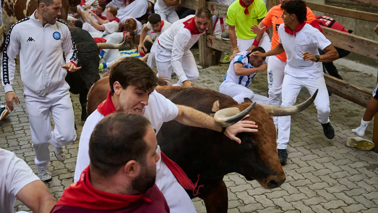 &Uacute;ltimo encierro de San Ferm&iacute;n 2026 con toros de Jandilla en la bajada al callej&oacute;n. PABLO LASAOSA